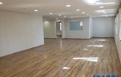 Imagem: O depósito possui 5 Vagas na garagem, 170m² de Área e está