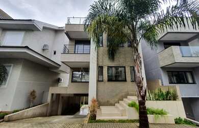 Imagem: A casa possui 4 Dormitórios, 5 Banheiros, 3 Vagas na garagem