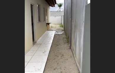 Imagem: A casa possui 2 Dormitórios, 1 Banheiro, 2 Vagas na garagem
