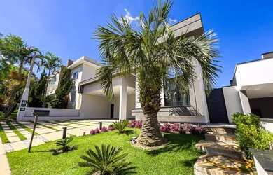 Imagem: A casa possui 3 Dormitórios, 4 Banheiros, 5 Vagas na garagem