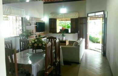 Imagem: A casa possui 4 Dormitórios, 3 Banheiros, 4 Vagas na garagem