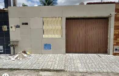 Imagem: A casa possui 3 Dormitórios, 2 Banheiros, 2 Vagas na garagem