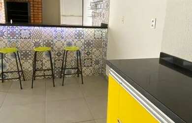 Imagem: A casa em condomínio possui 3 Dormitórios, 1 Banheiro, 4 Vagas