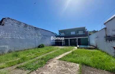 Imagem: A casa possui 3 Dormitórios, 2 Banheiros, 5 Vagas na garagem