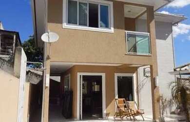 Imagem: A casa possui 3 Dormitórios, 2 Banheiros, 2 Vagas na garagem