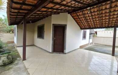 Imagem: A casa possui 2 Dormitórios, 2 Banheiros, 2 Vagas na garagem