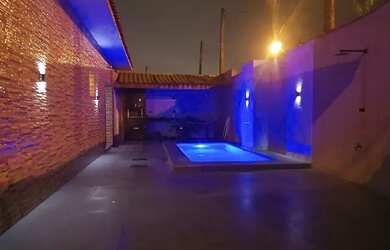 Imagem: A casa possui 2 Dormitórios, 2 Banheiros, 2 Vagas na garagem