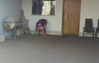 Imagem: A casa possui 3 Dormitórios, 1 Banheiro, 1 Vaga na garagem