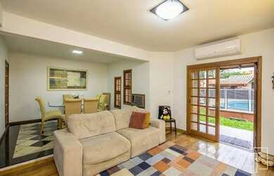 Imagem: A casa possui 3 Dormitórios, 2 Banheiros, 1 Vaga na garagem