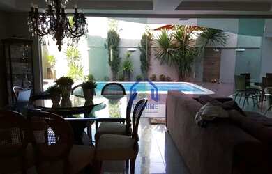 Imagem: A casa em condomínio possui 5 Dormitórios, 5 Banheiros, 2