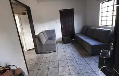 Imagem: A casa possui 3 Dormitórios, 1 Banheiro, 2 Vagas na garagem