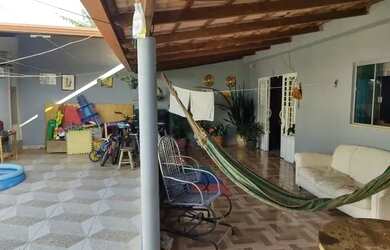 Imagem: A casa possui 3 Dormitórios, 1 Banheiro, 200m² de Área e