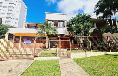 Imagem: A casa possui 3 Dormitórios, 5 Banheiros, 4 Vagas na garagem