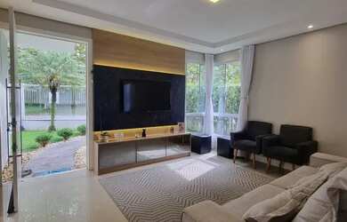 Imagem: A casa possui 3 Dormitórios, 3 Banheiros, 4 Vagas na garagem