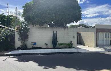 Imagem: A casa possui 3 Dormitórios, 3 Banheiros, 4 Vagas na garagem