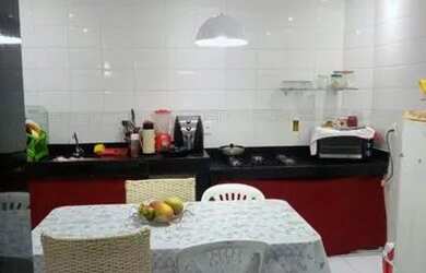 Imagem: A casa possui 4 Dormitórios, 5 Banheiros, 1 Vaga na garagem