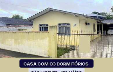 Imagem: A casa possui 3 Dormitórios, 1 Banheiro, 4 Vagas na garagem