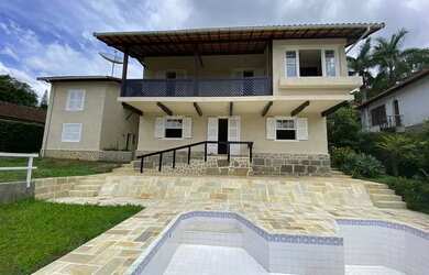 Imagem: A casa possui 4 Dormitórios, 4 Banheiros, 4 Vagas na garagem