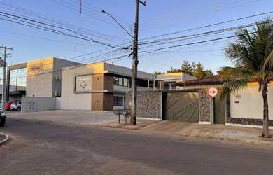 Imagem: A casa possui 5 Dormitórios, 3 Banheiros, 5 Vagas na garagem