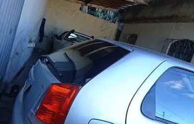 Imagem: A casa possui 3 Dormitórios, 1 Banheiro, 2 Vagas na garagem