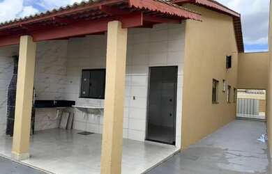 Imagem: A casa possui 3 Dormitórios, 2 Banheiros, 1 Vaga na garagem