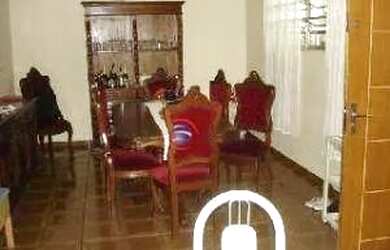 Imagem: A casa possui 3 Dormitórios, 1 Banheiro, 2 Vagas na garagem