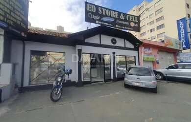 Imagem: A casa possui 4 Dormitórios, 3 Banheiros, 2 Vagas na garagem