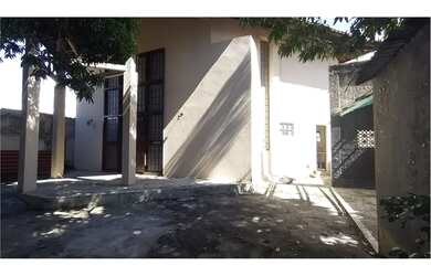 Imagem: A casa possui 4 Dormitórios, 1 Banheiro, 2 Vagas na garagem