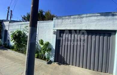 Imagem: A casa possui 1 Dormitório, 2 Banheiros, 2 Vagas na garagem