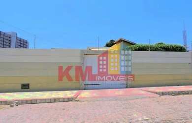 Imagem: A casa possui 3 Dormitórios, 4 Banheiros, 3 Vagas na garagem