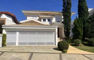 Imagem: A casa possui 1 Dormitório, 5 Banheiros, 3 Vagas na garagem