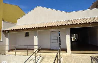 Imagem: A casa possui 3 Dormitórios, 3 Banheiros, 1 Vaga na garagem