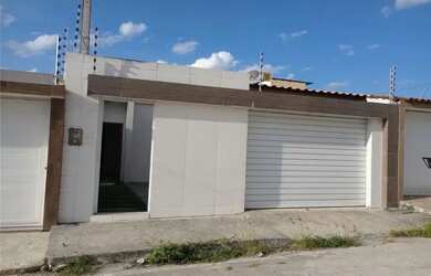 Imagem: A casa possui 3 Dormitórios, 2 Banheiros, 1 Vaga na garagem