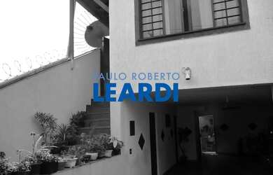 Imagem: A casa possui 4 Dormitórios, 5 Banheiros, 4 Vagas na garagem