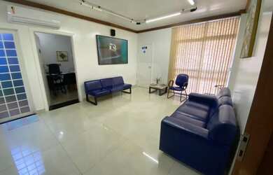 Imagem: O depósito possui 4 Vagas na garagem e 374m² de Área e está