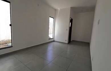 Imagem: A casa possui 2 Dormitórios, 2 Banheiros, 3 Vagas na garagem