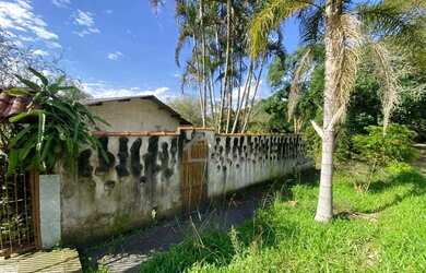 Imagem: A casa possui 4 Dormitórios, 2 Banheiros, 1 Vaga na garagem
