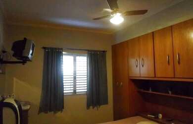 Imagem: A casa possui 3 Dormitórios, 3 Banheiros, 4 Vagas na garagem