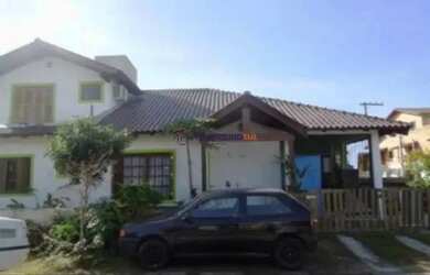 Imagem: A casa possui 3 Dormitórios, 1 Banheiro, 1 Vaga na garagem