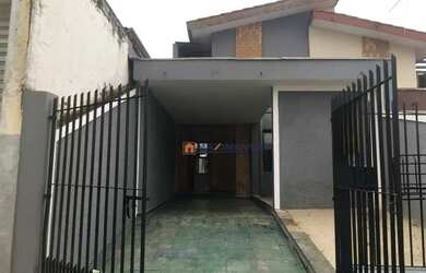 Imagem: A casa possui 2 Dormitórios, 1 Banheiro, 2 Vagas na garagem