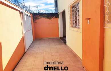 Imagem: A casa possui 3 Dormitórios, 2 Banheiros, 1 Vaga na garagem