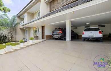 Imagem: A casa possui 4 Dormitórios, 5 Banheiros, 4 Vagas na garagem