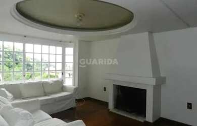 Imagem: A casa possui 4 Dormitórios, 3 Banheiros, 4 Vagas na garagem