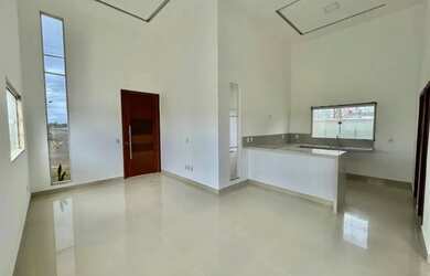 Imagem: A casa em condomínio possui 3 Dormitórios, 1 Banheiro, 2 Vagas