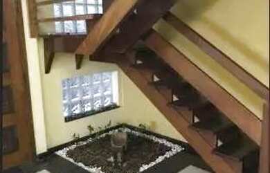 Imagem: A casa possui 4 Dormitórios, 2 Banheiros, 2 Vagas na garagem