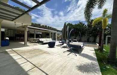 Imagem: Casa de Luxo em Alphaville com Design Contemporâneo e Paisagismo