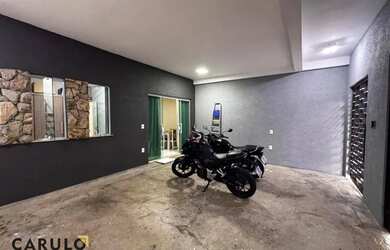 Imagem: A casa possui 3 Dormitórios, 2 Banheiros, 2 Vagas na garagem