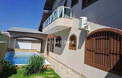 Imagem: A casa possui 4 Dormitórios, 3 Banheiros, 2 Vagas na garagem