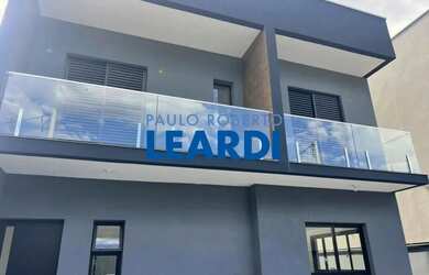 Imagem: A casa à venda possui 3 Dormitórios, 3 Banheiros, 4 Vagas