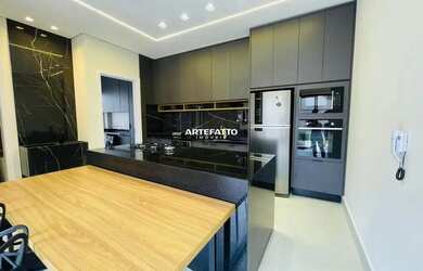 Imagem: A casa possui 4 Dormitórios, 3 Banheiros, 2 Vagas na garagem